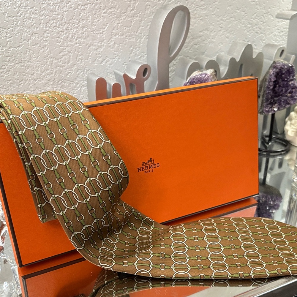 LIKE NEW Hermès Tie in Box shade of Brown/Green, vintage design ,100 % Silk
